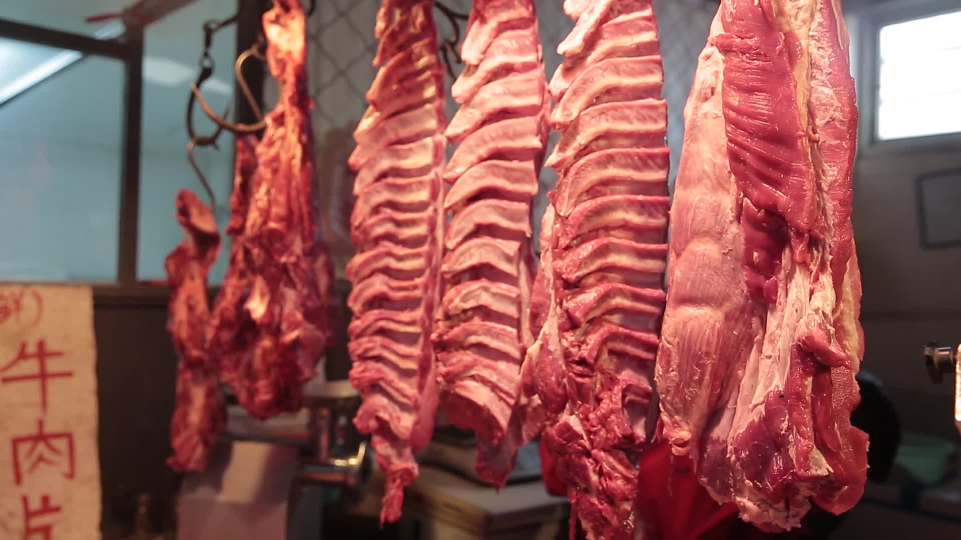 挂起来的猪肉猪肋骨视频的预览图