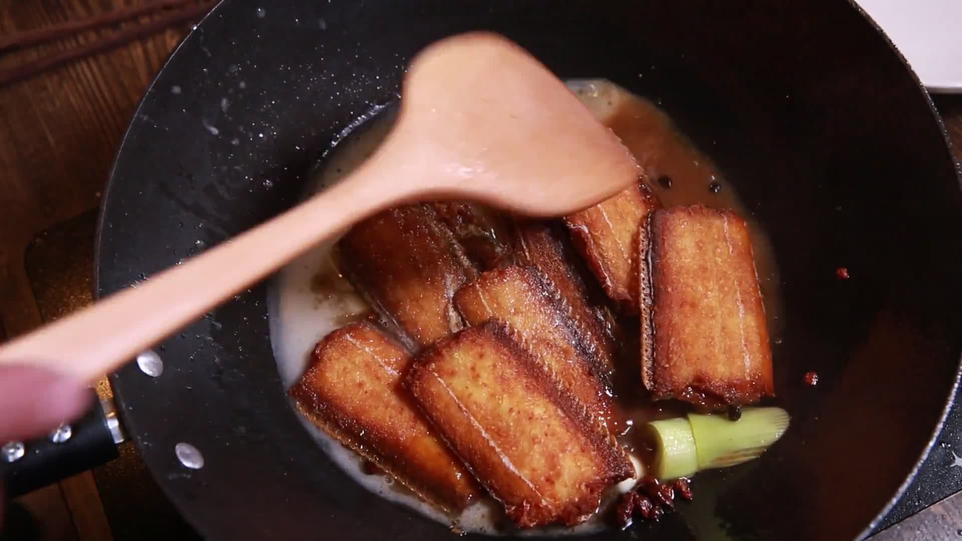 葱姜蒜炝锅炖带鱼视频的预览图