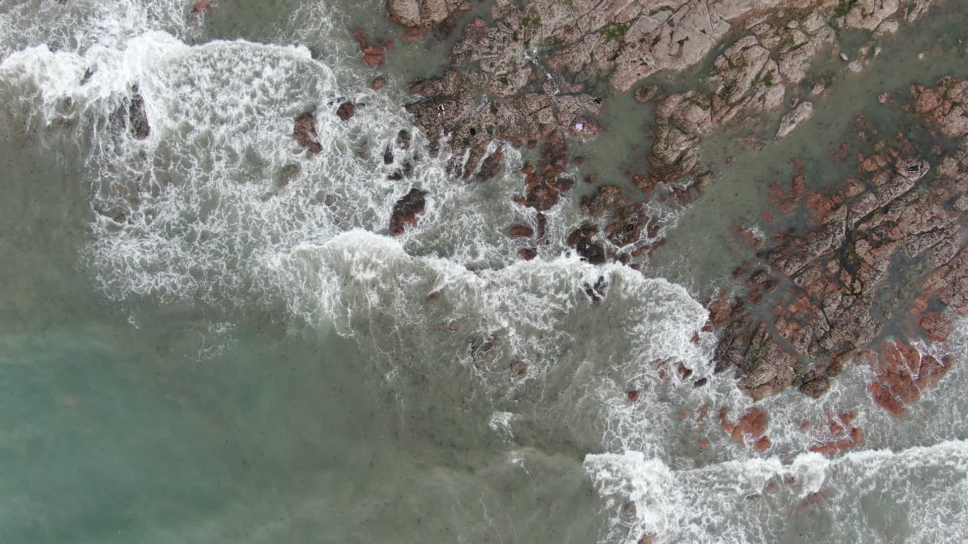 航拍大海海浪沙滩礁石视频的预览图