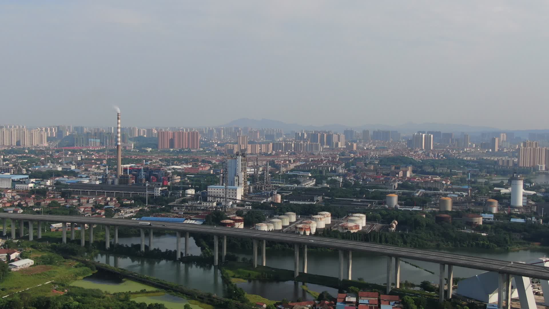 湖南岳阳城市风光交通航拍视频的预览图