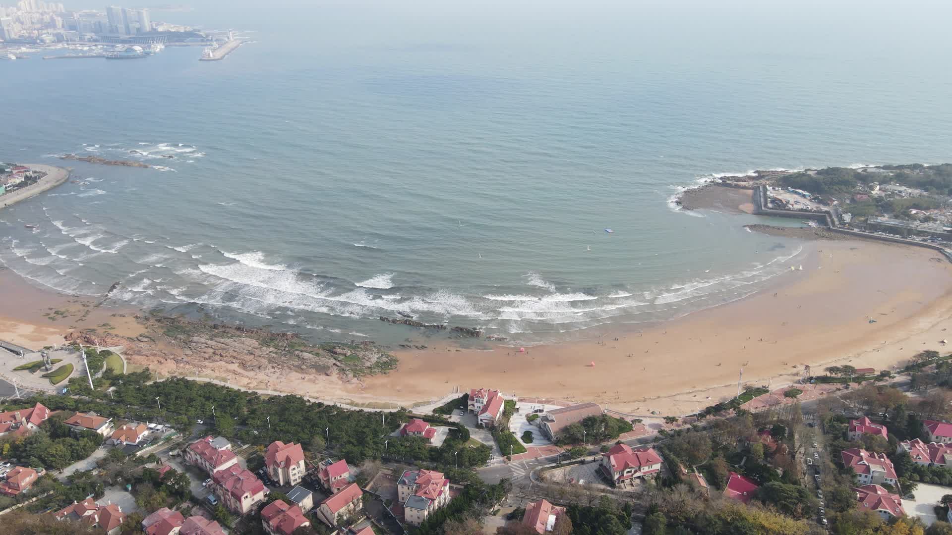 航拍山东青岛海洋沙滩视频的预览图