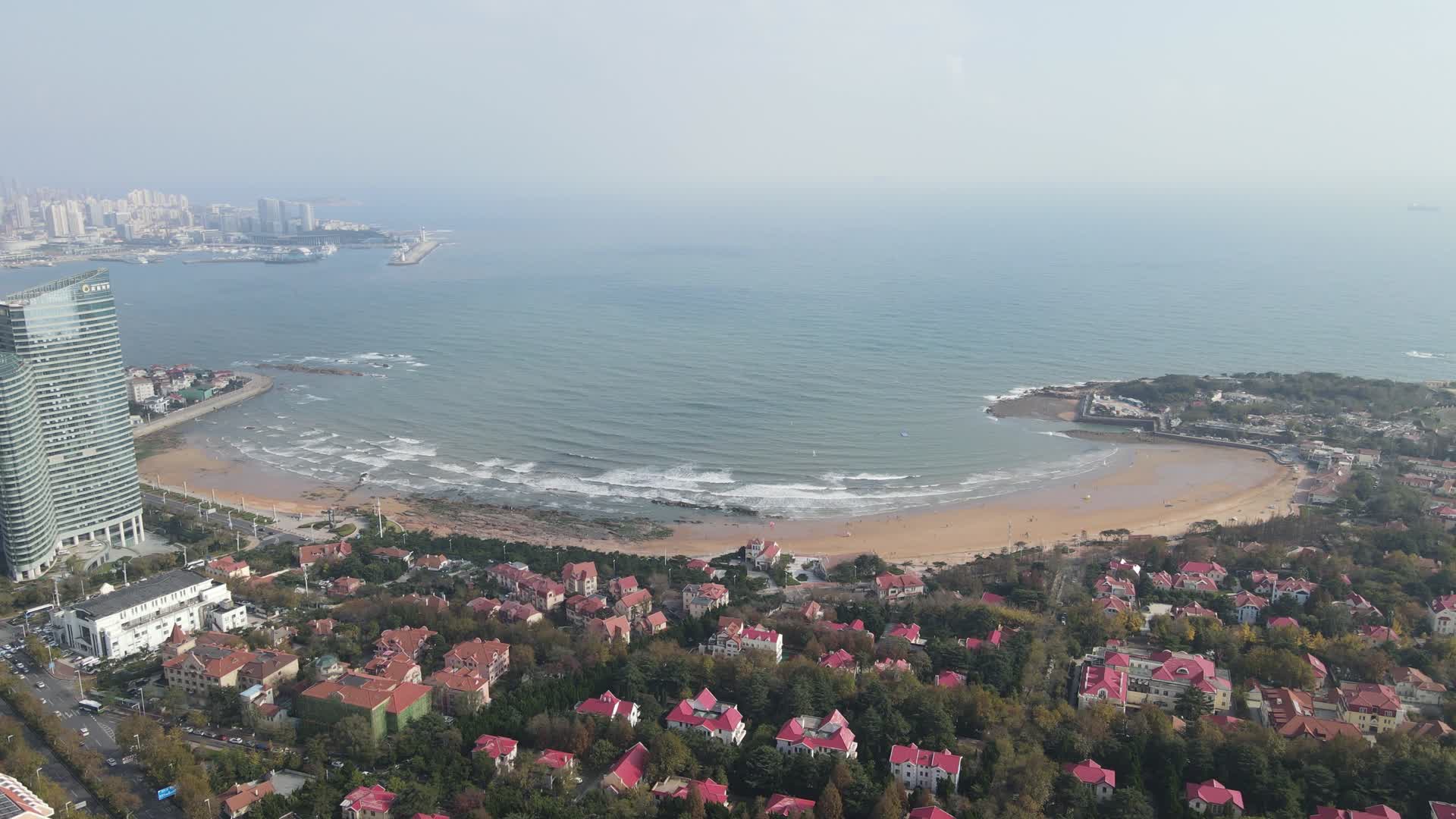 航拍山东青岛海洋沙滩视频的预览图