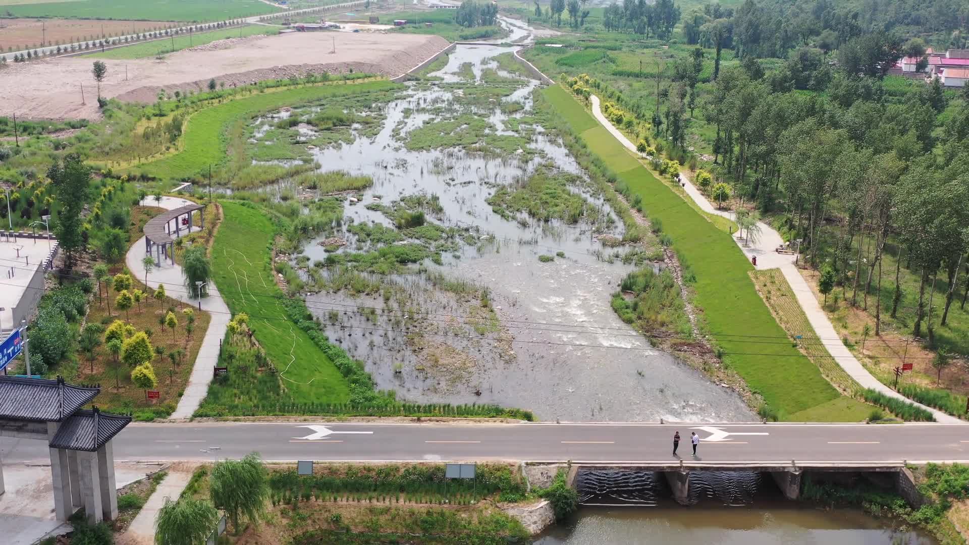 航拍乡村环境美丽乡村河流视频的预览图