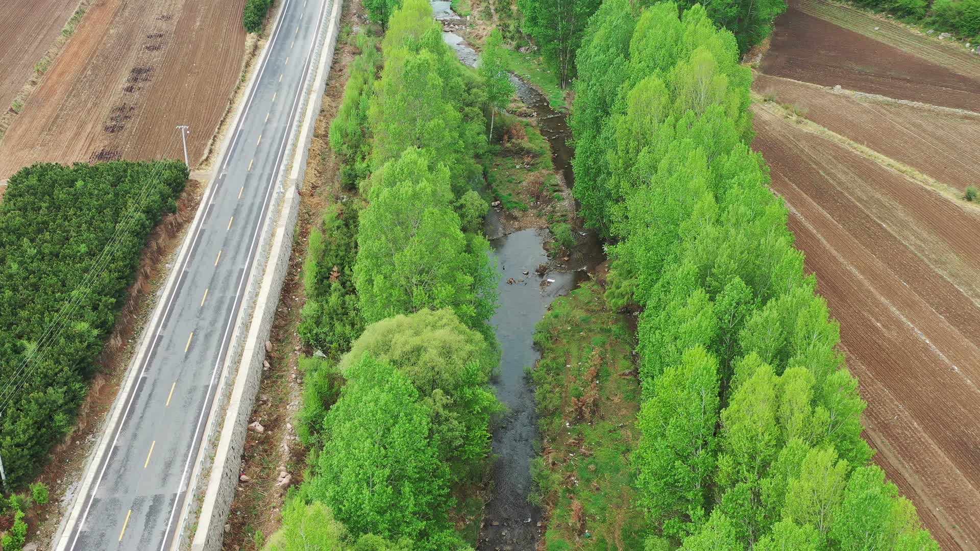 航拍绿水青山乡村河流视频的预览图