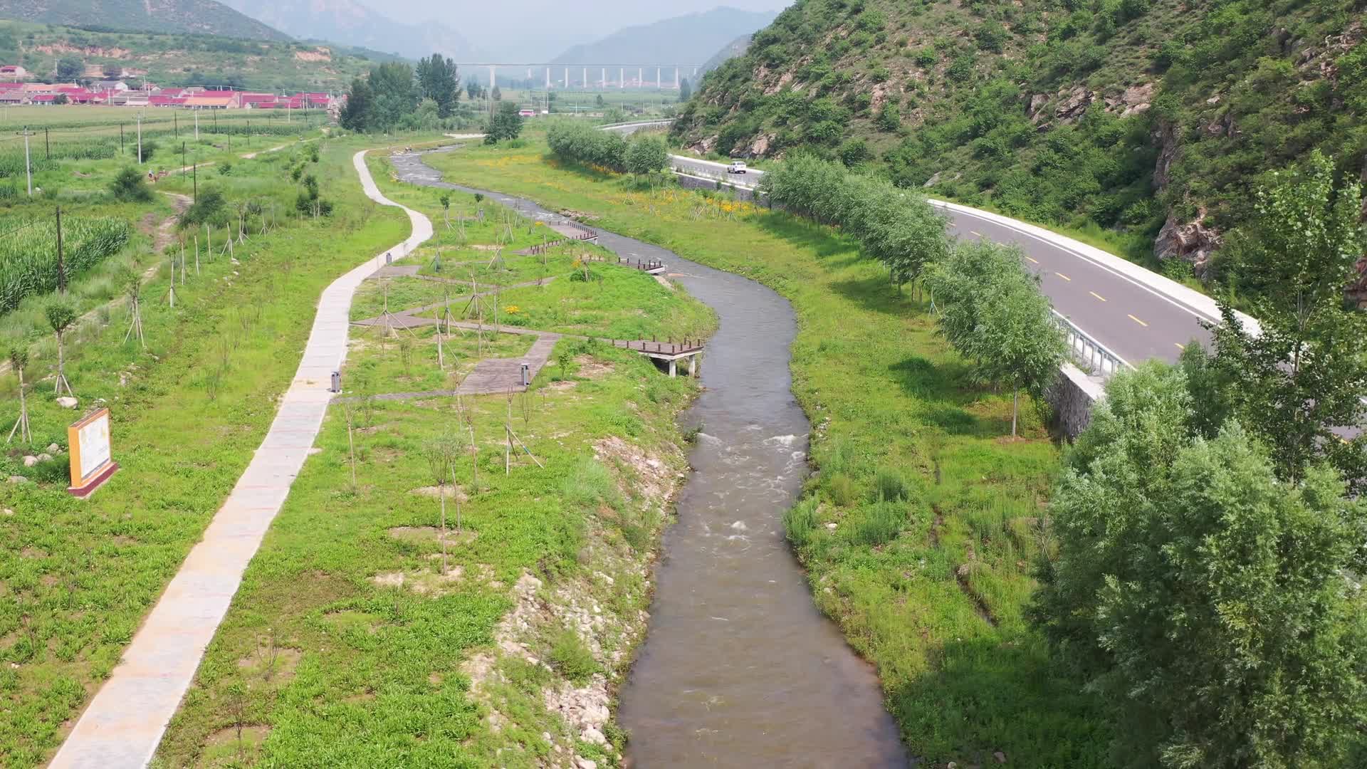 航拍乡村环境美丽乡村河流视频的预览图