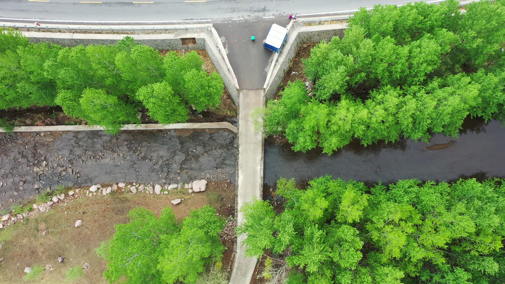 航拍绿水青山乡村河流视频的预览图