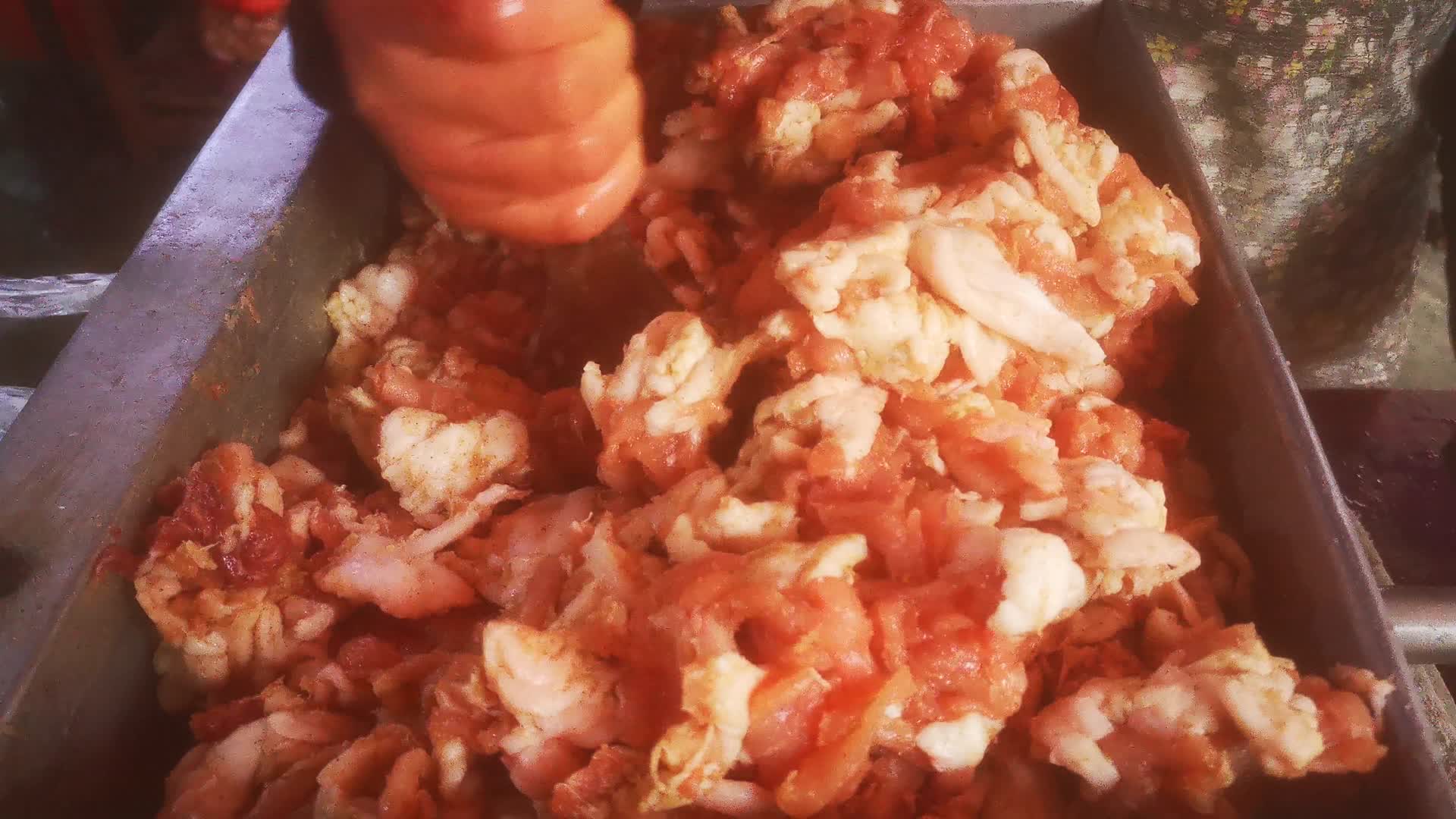 实拍腊香肠美食制作过程视频的预览图