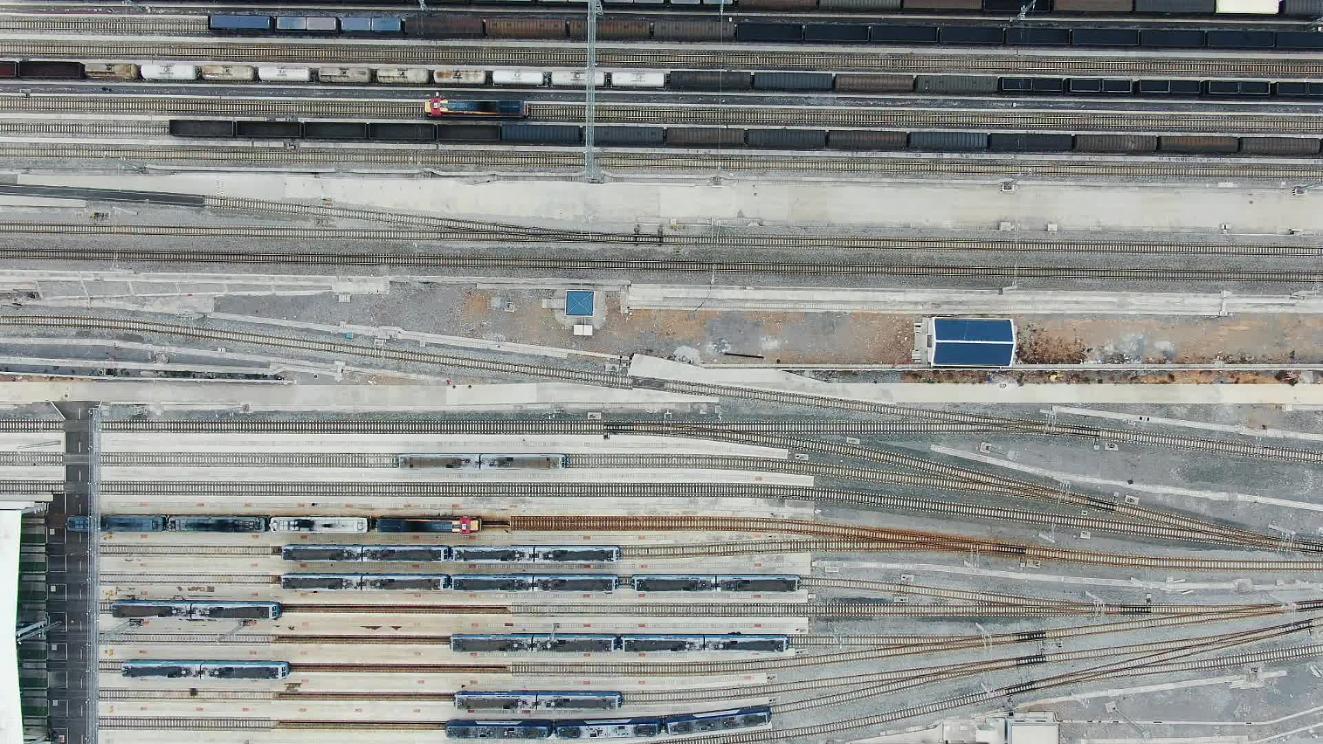 俯拍火车轨道交通物流站视频的预览图