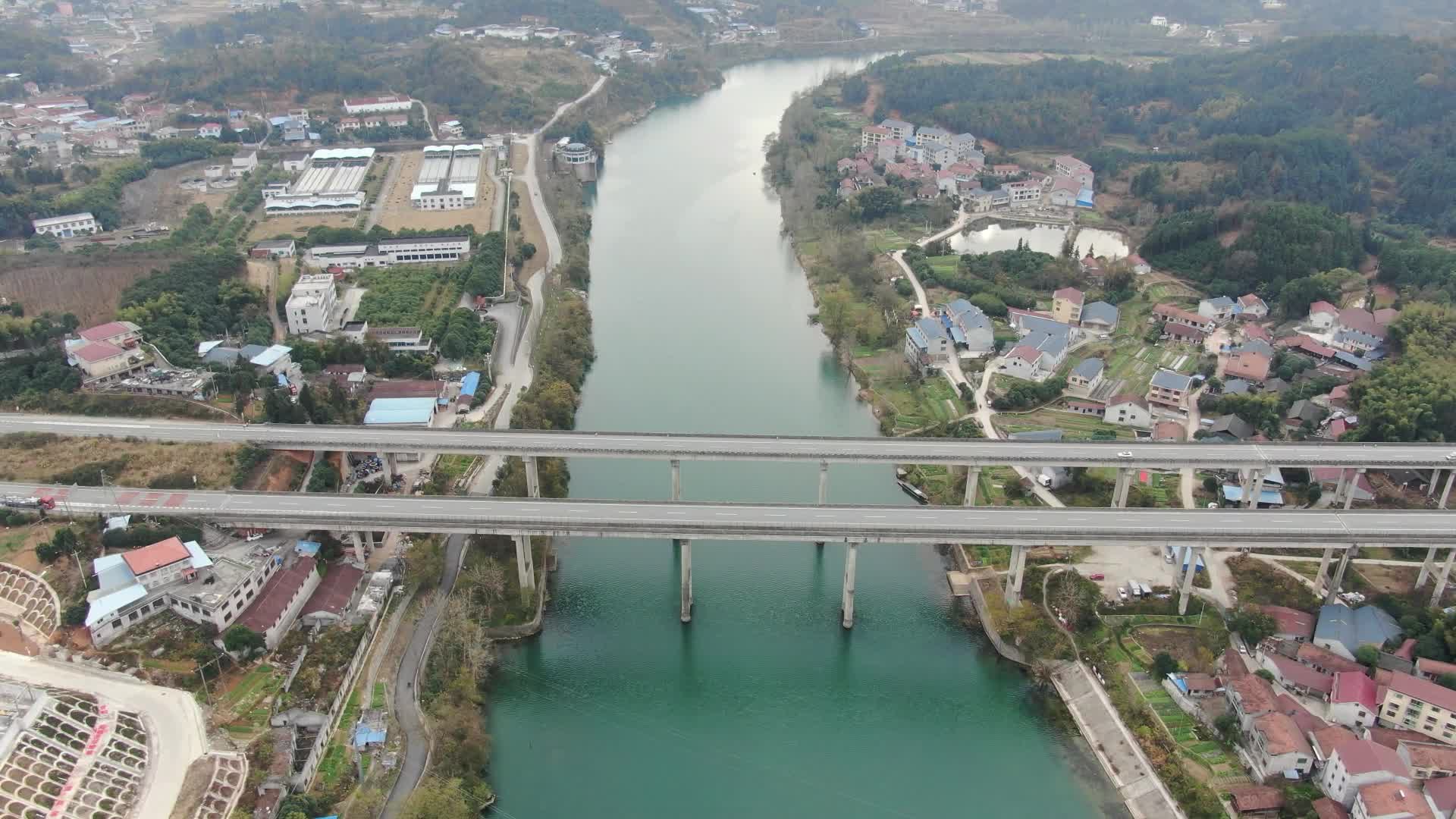 航拍高速路跨河大桥视频的预览图