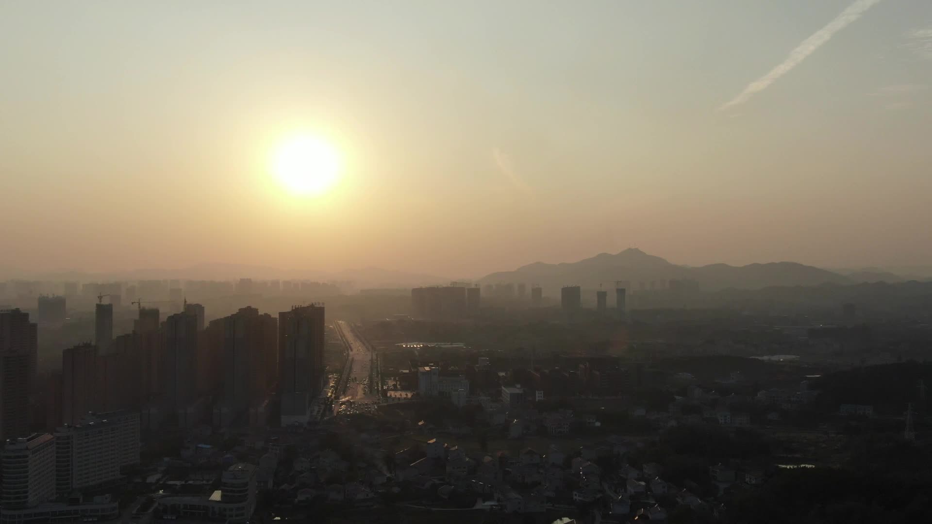 湖南湘西城市日落晚霞剪影航拍视频的预览图