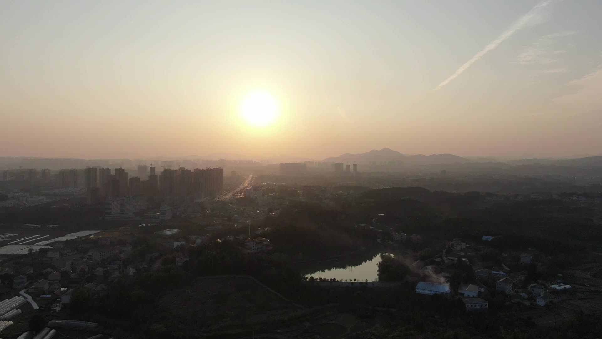 湖南湘西城市日落晚霞剪影航拍视频的预览图