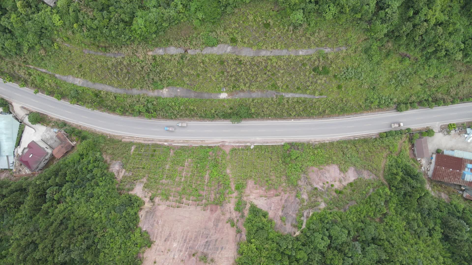 俯拍山谷公路道路交通视频的预览图