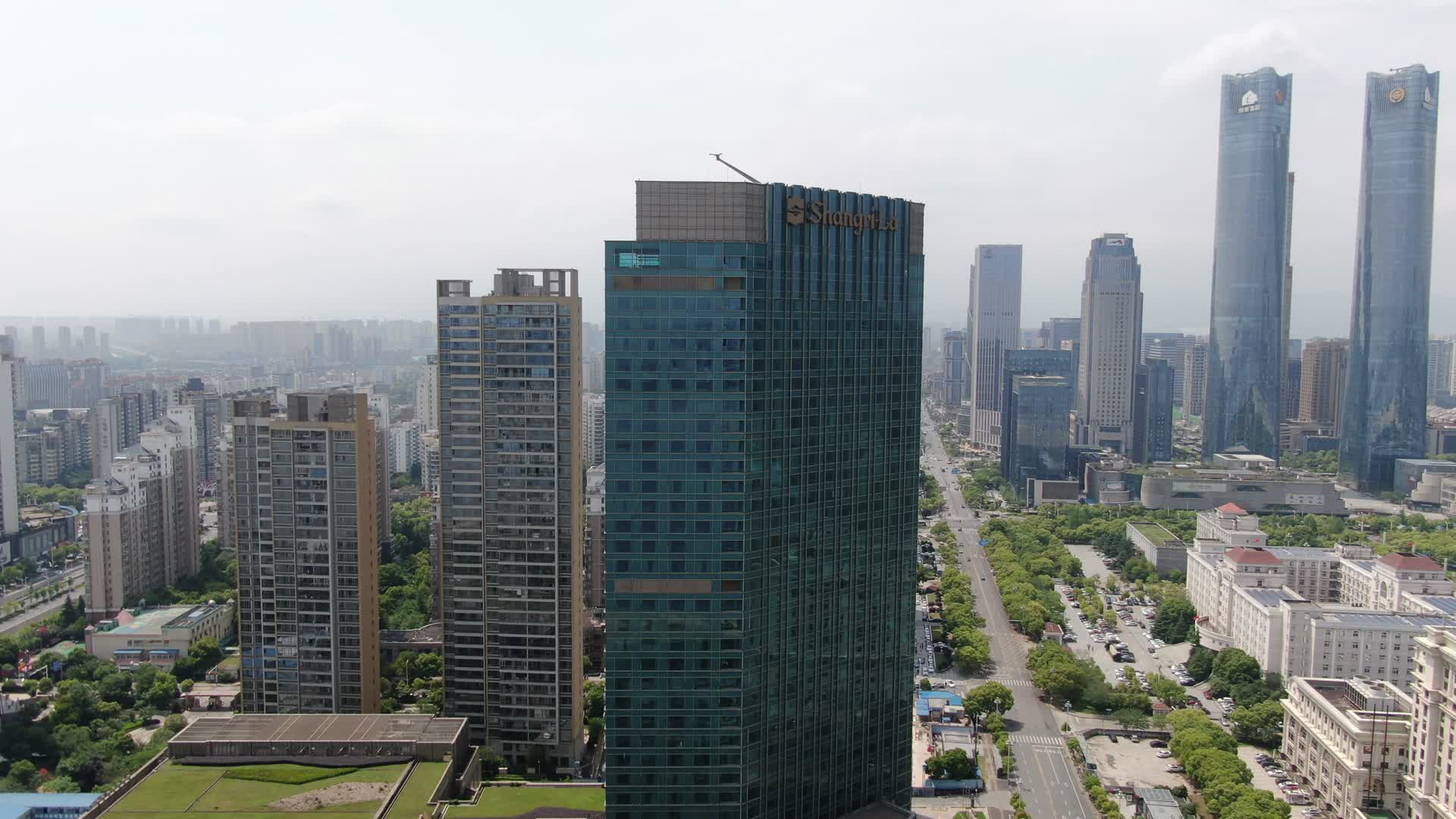 航拍江西南昌城市风光视频的预览图