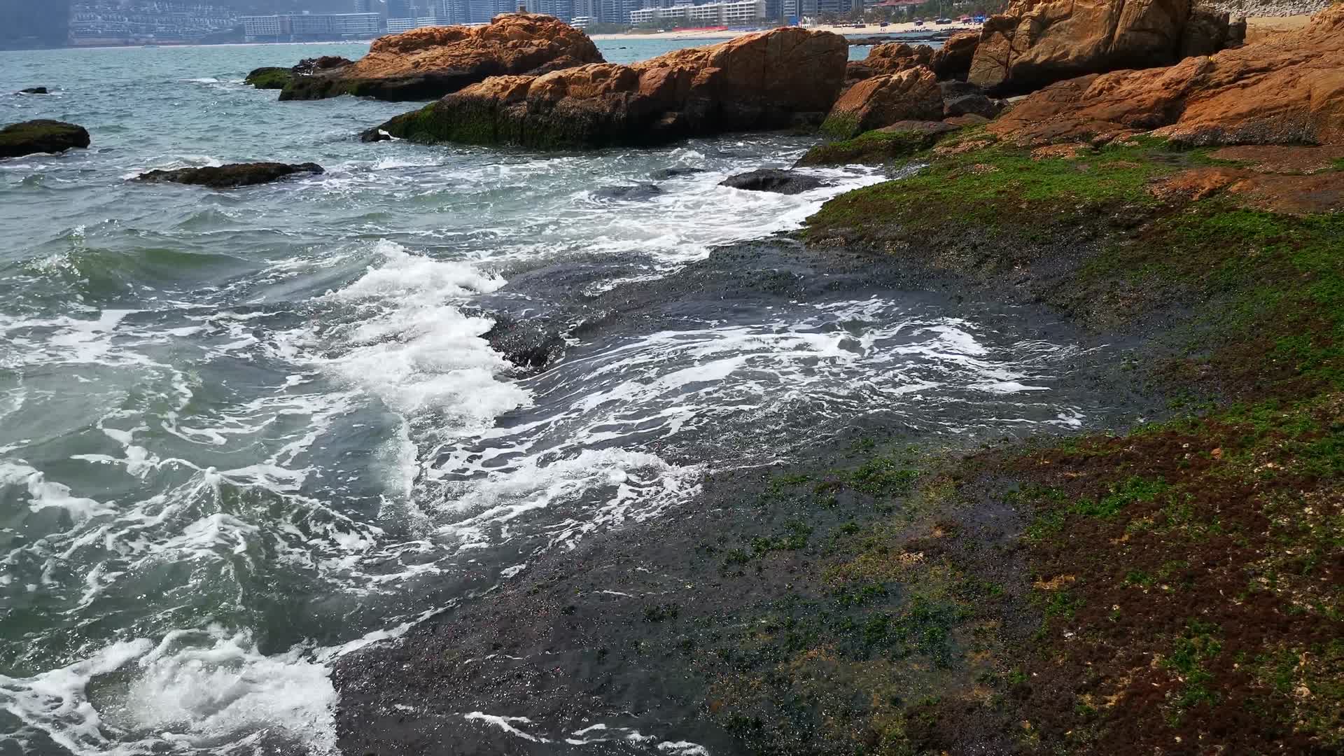 实拍海浪拍打礁石视频的预览图
