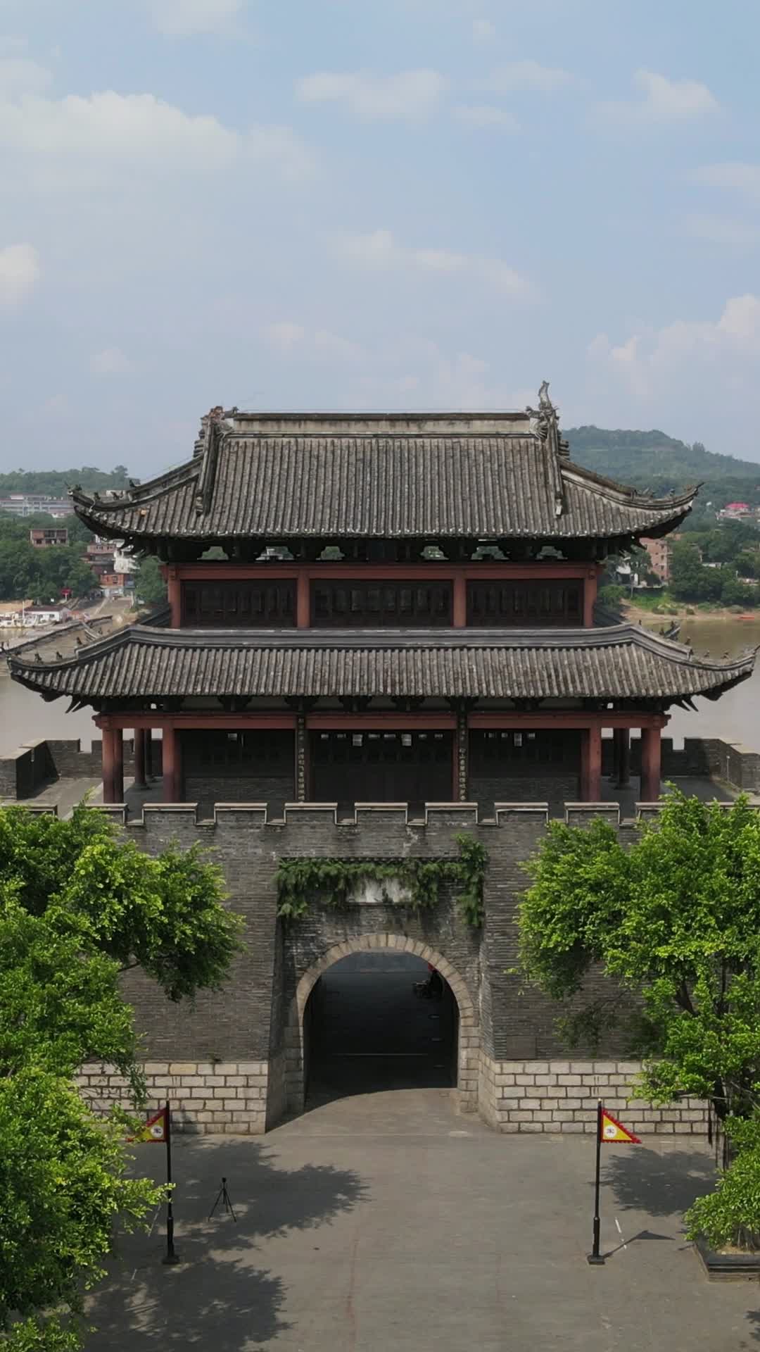 江西赣州建春门历史古建筑竖屏航拍视频的预览图
