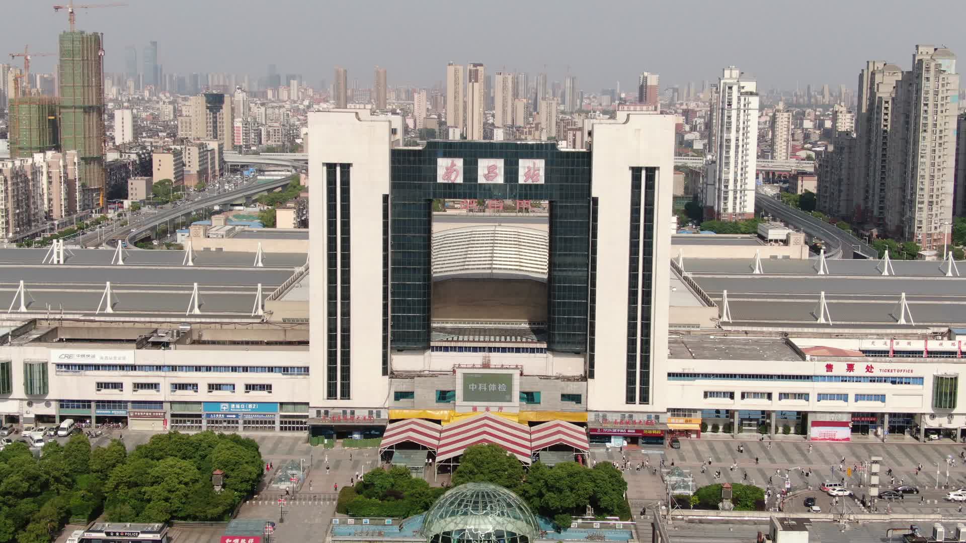 江西南昌火车站地标建筑航拍视频的预览图
