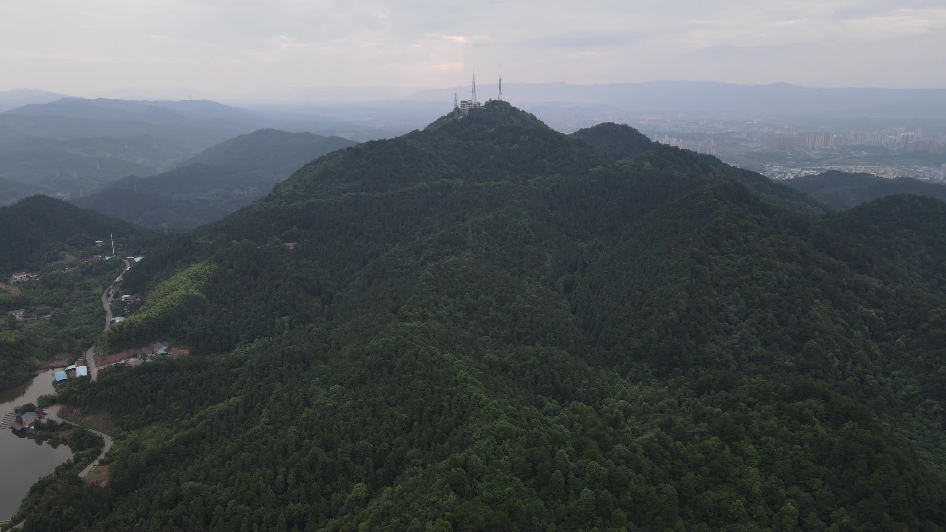 航拍湖南怀化中皮山森林公园视频的预览图