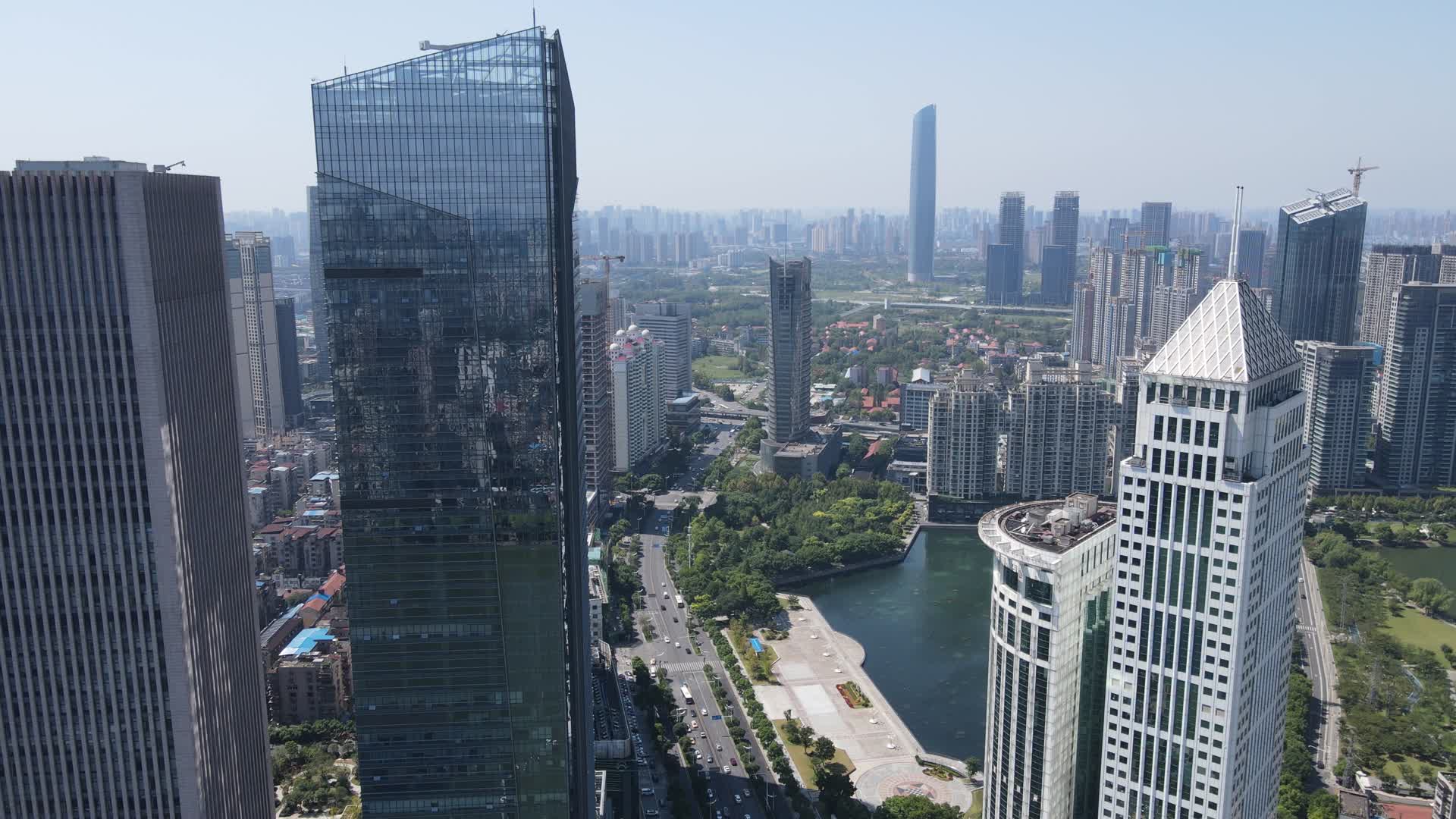 武汉喷泉公园CBD商务建筑航拍视频的预览图