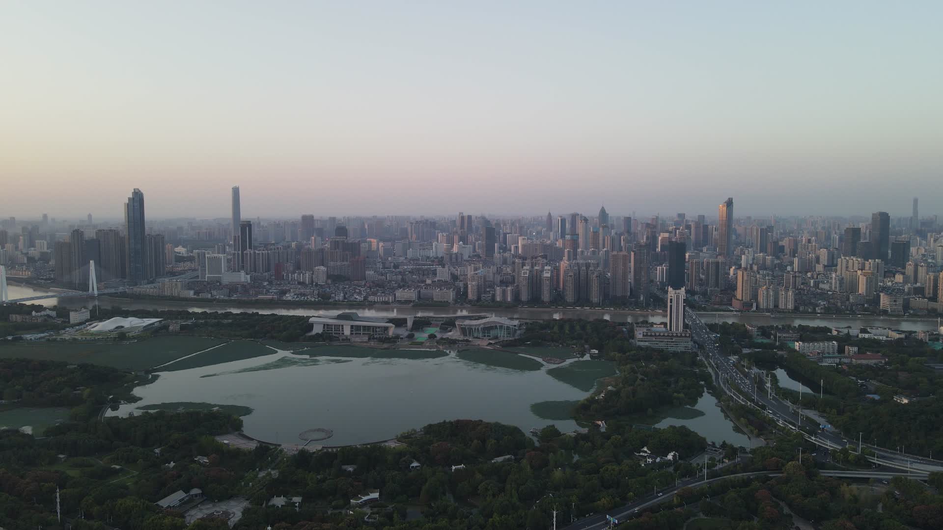 湖北武汉城市风光月湖公园航拍视频的预览图
