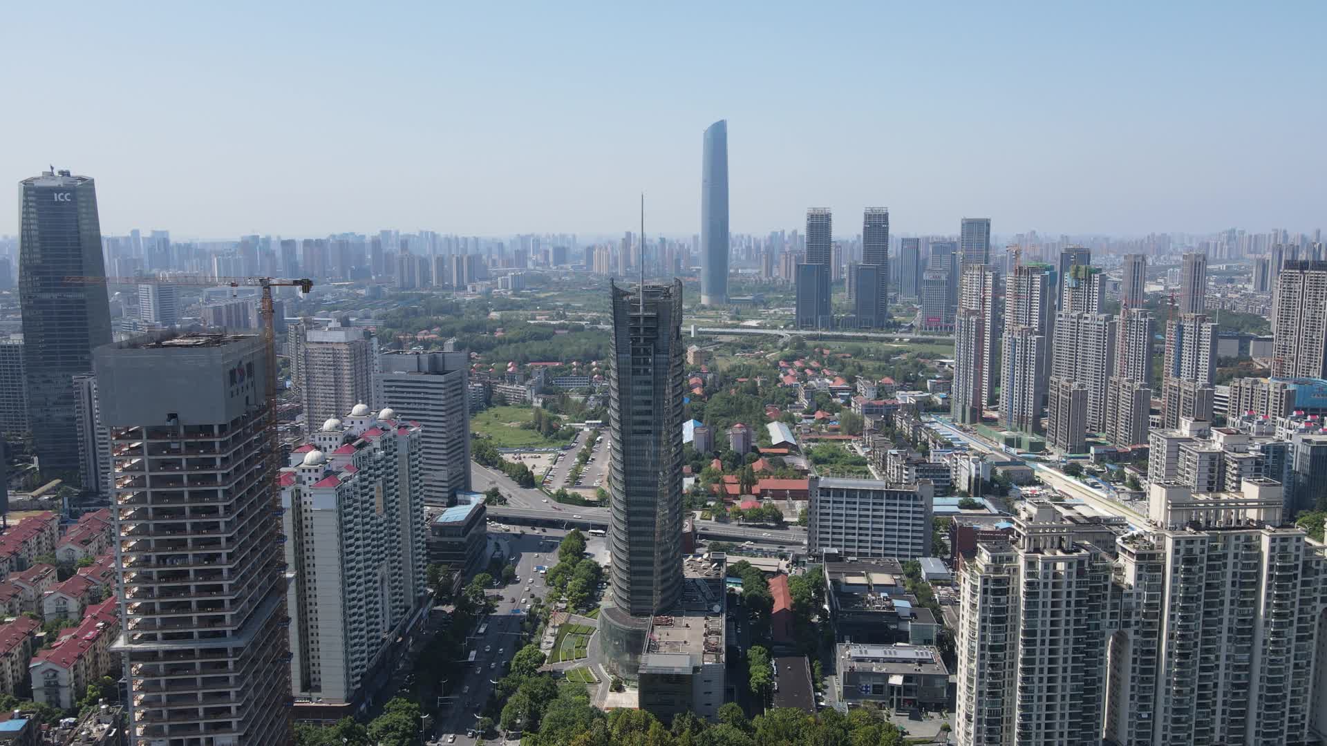 湖北武汉城市密集高楼建筑航拍视频的预览图
