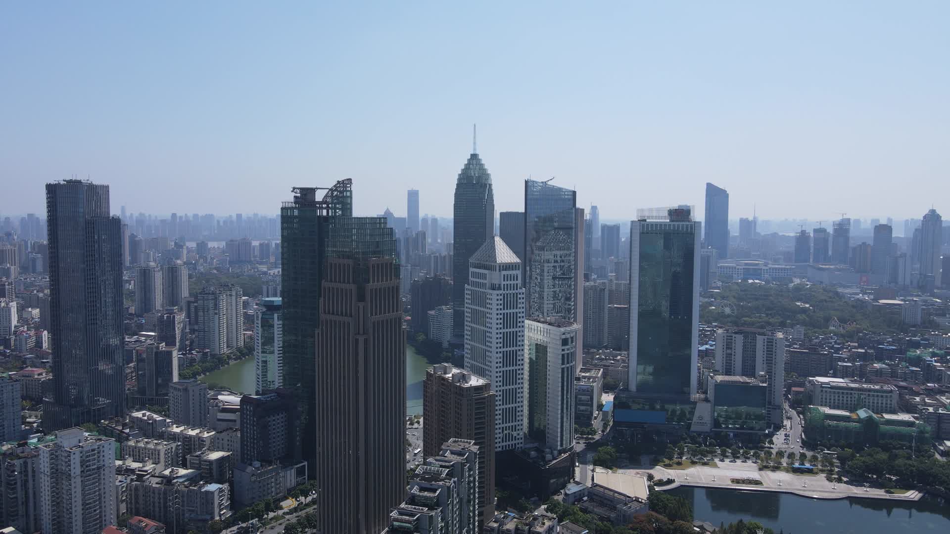 武汉喷泉公园CBD商务建筑航拍视频的预览图