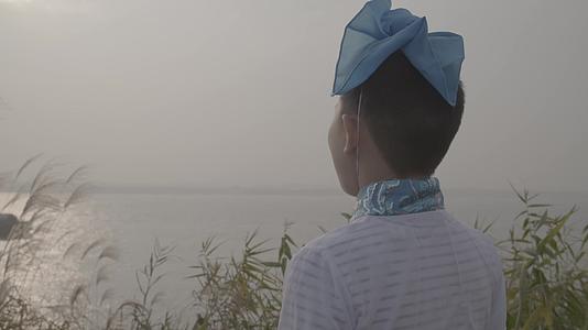 古装服装小朋友江边吟诵视频的预览图
