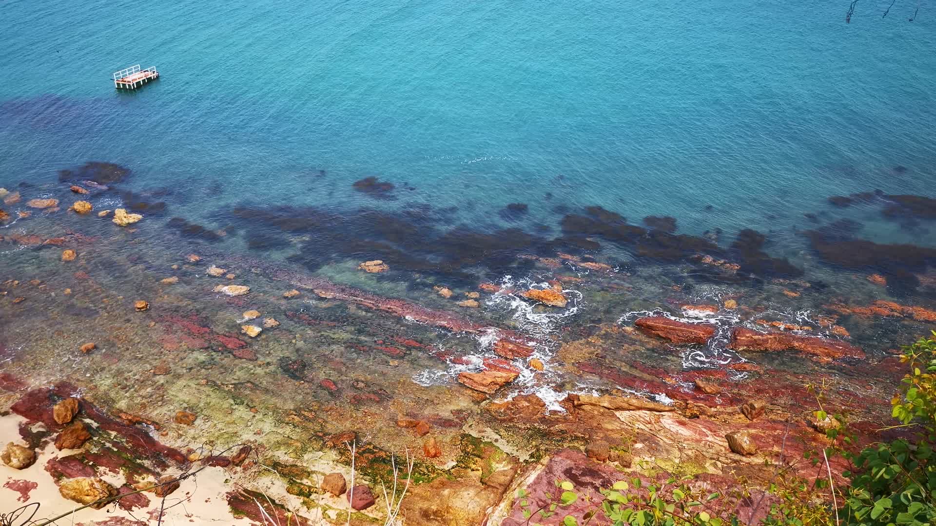 实拍海边礁石海浪大海风光视频的预览图