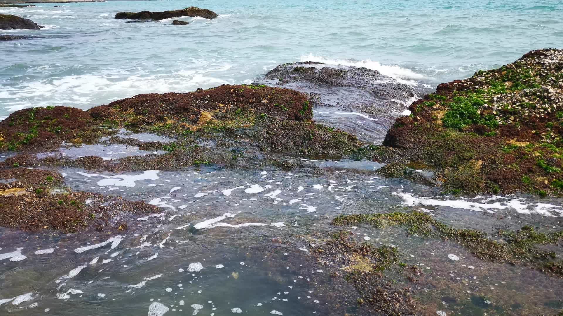实拍大海海浪拍打礁石视频的预览图
