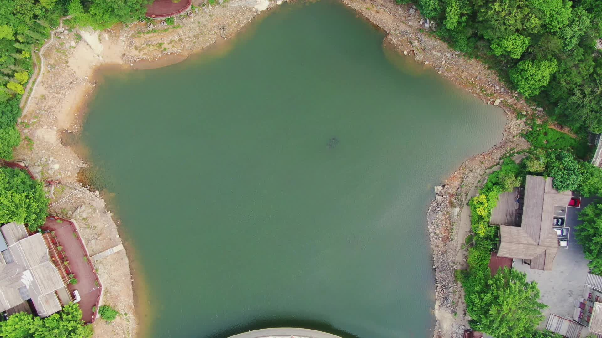 航拍大山深处水库视频的预览图