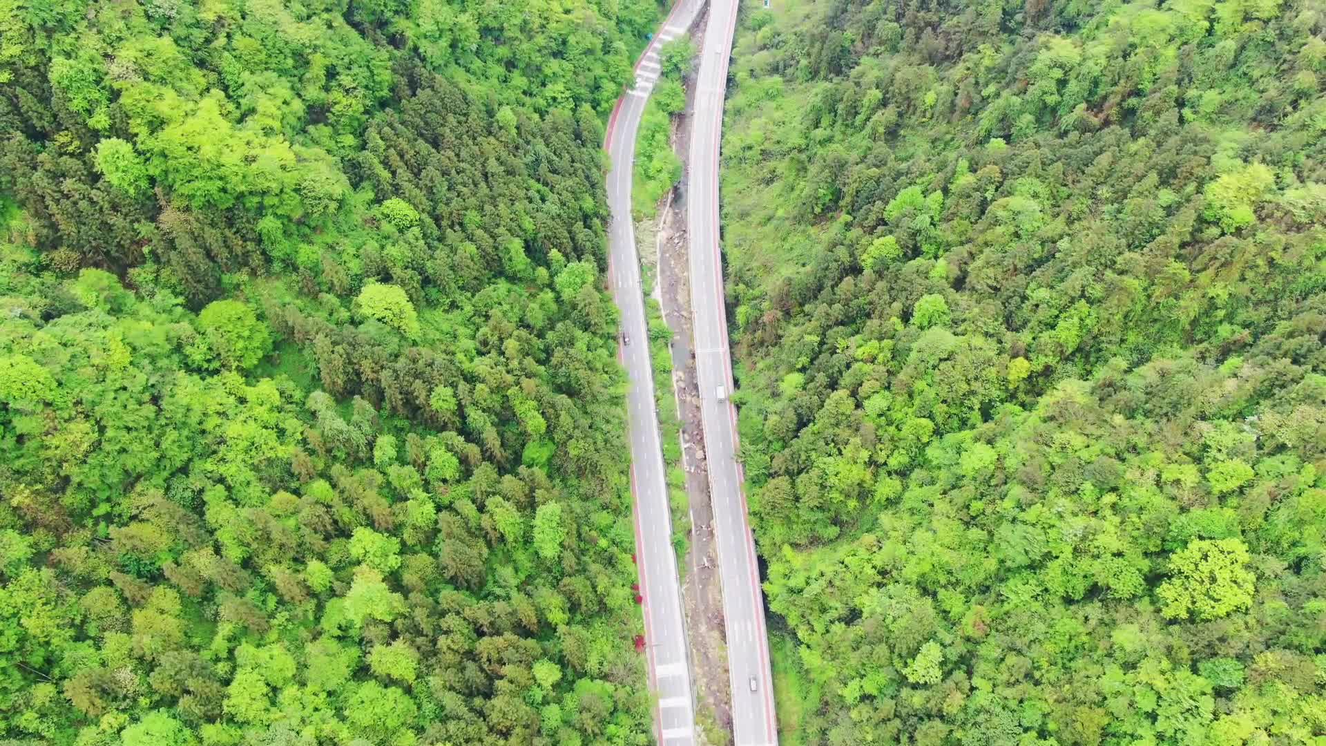 航拍大山里的公路视频的预览图