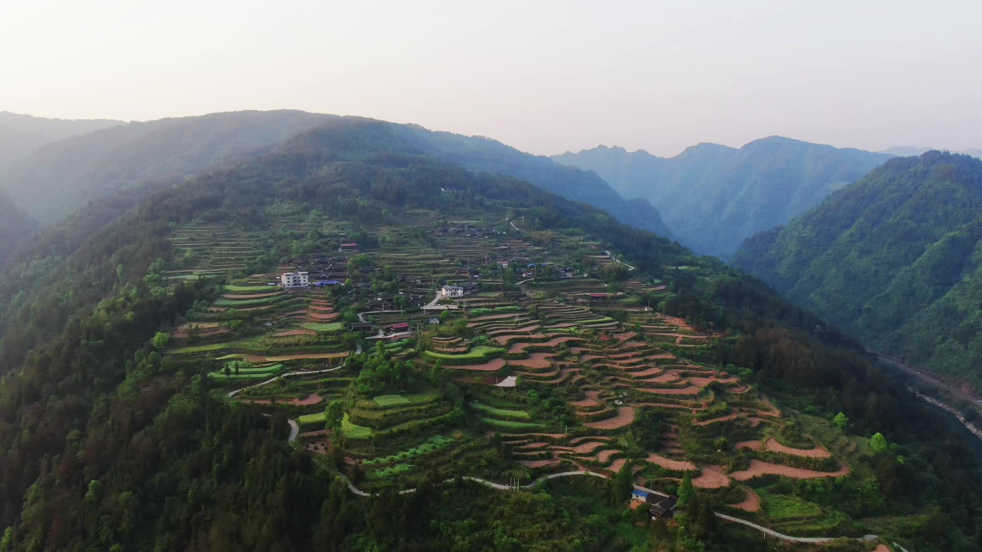 航拍大山里的农耕乡村视频的预览图