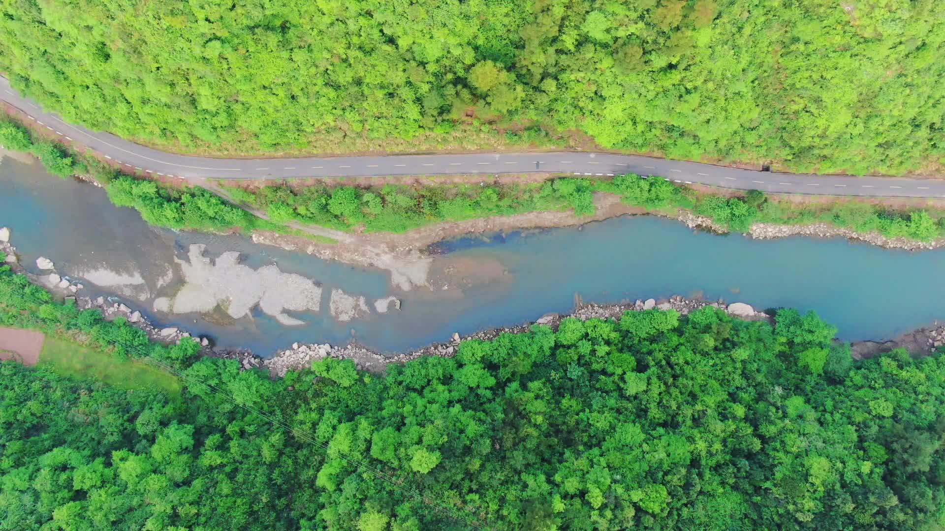航拍山谷河流堤坝视频的预览图