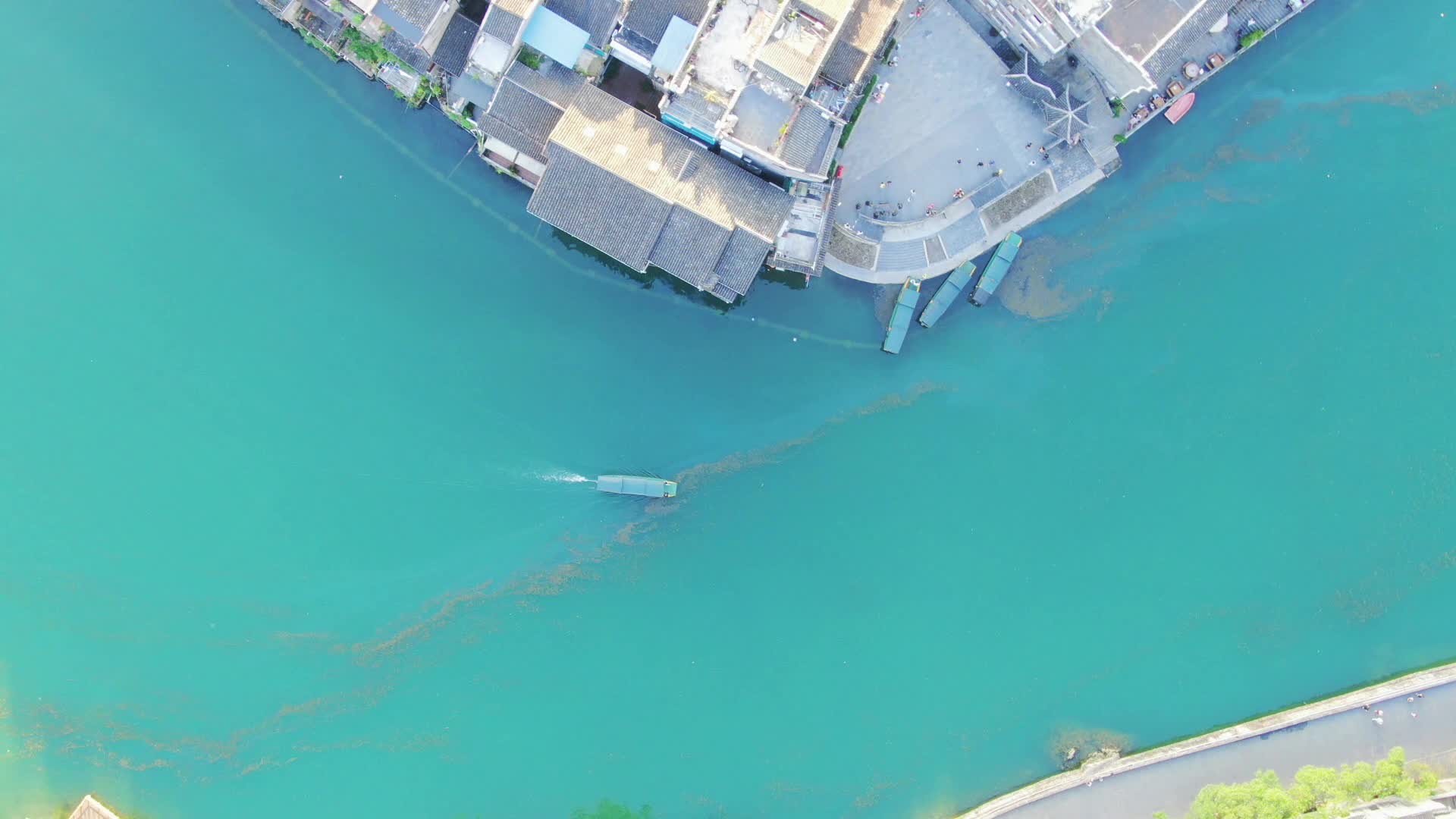 航拍贵州镇远古镇舞阳河游船视频的预览图