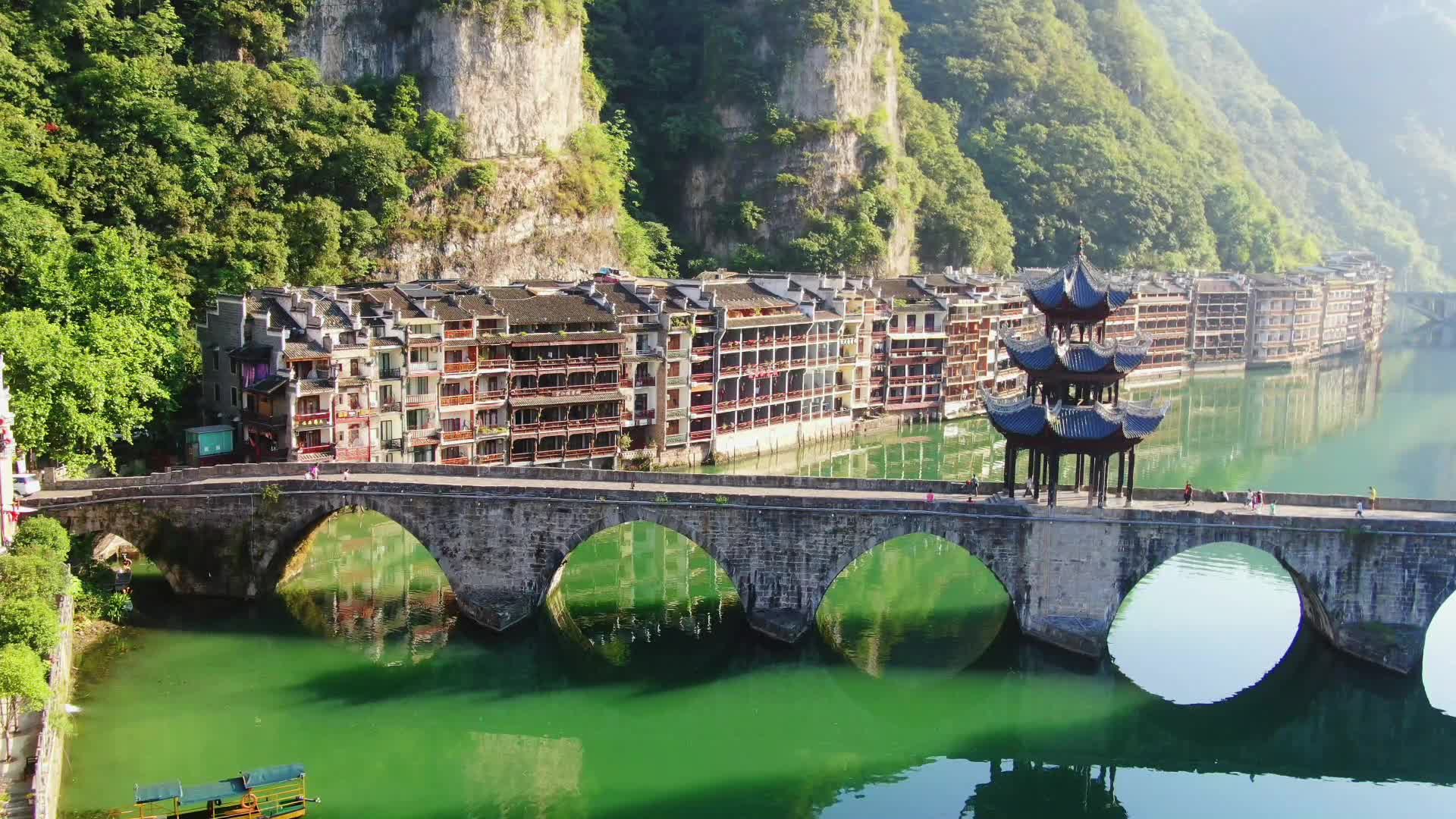 航拍贵州镇远古镇祝圣桥视频的预览图