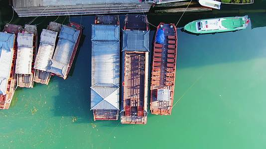 航拍贵州镇远舞阳河游船码头视频的预览图