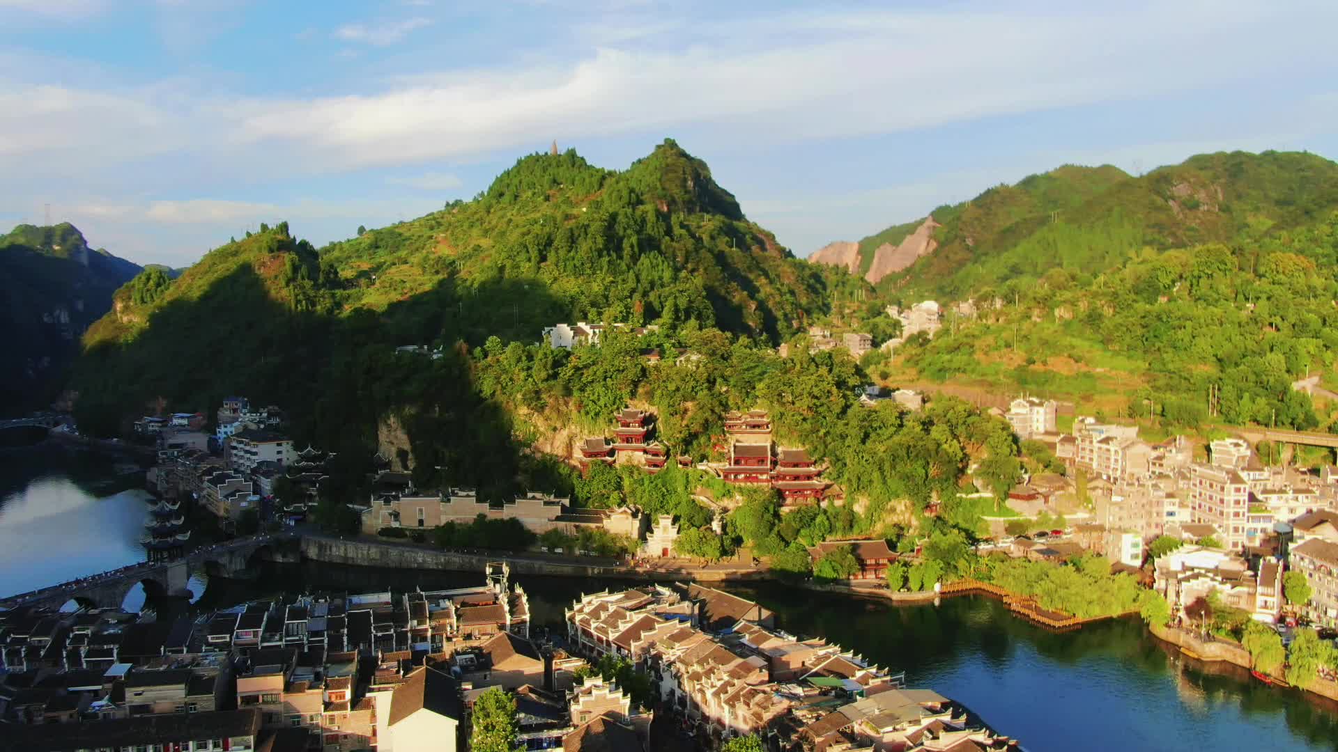 航拍贵州镇远古镇青龙洞视频的预览图