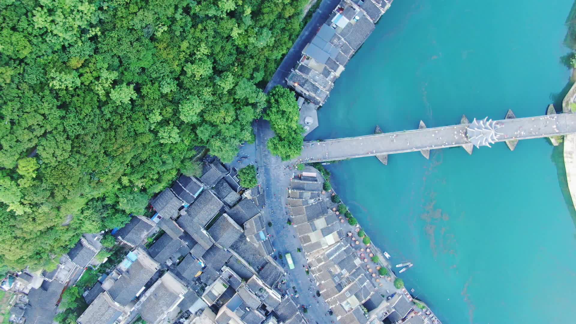 航拍贵州镇远古镇舞阳河祝圣桥视频的预览图