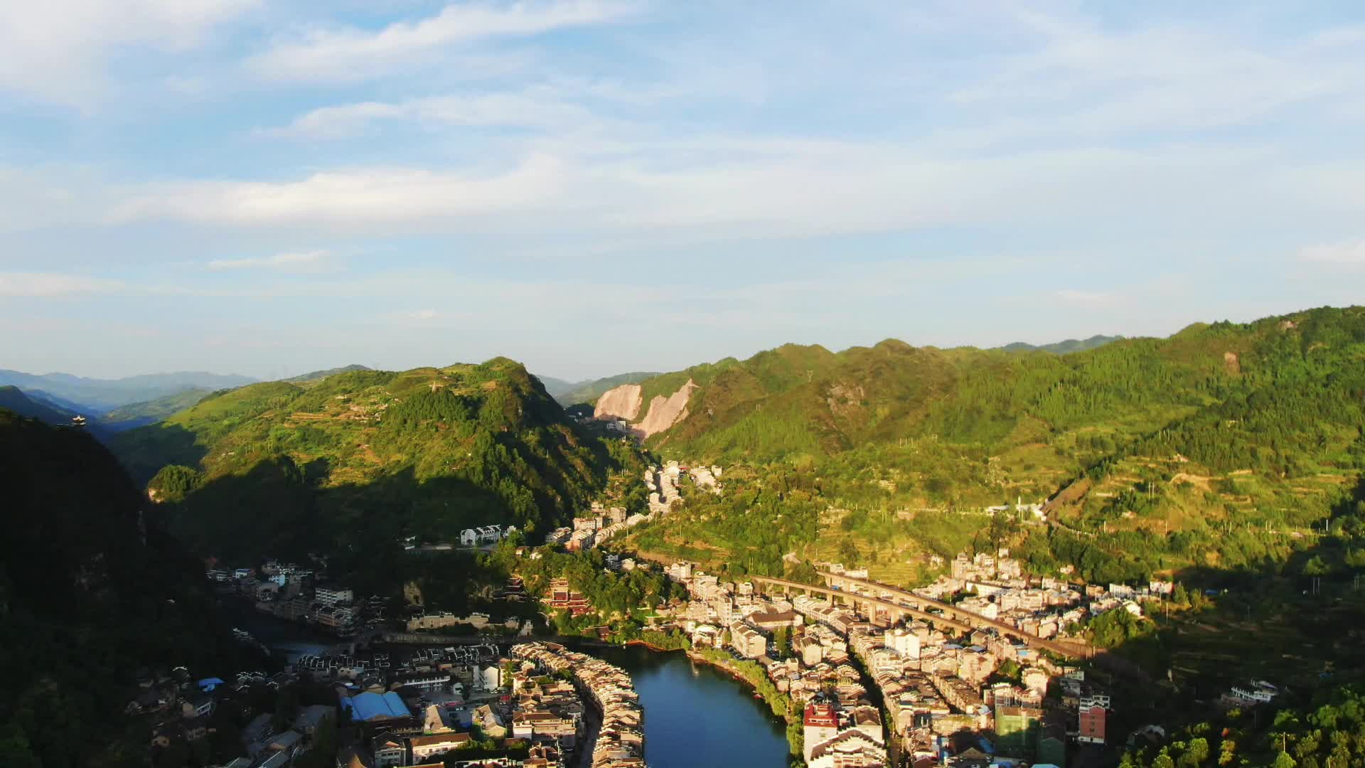 航拍贵州镇远古镇旅游景区视频的预览图