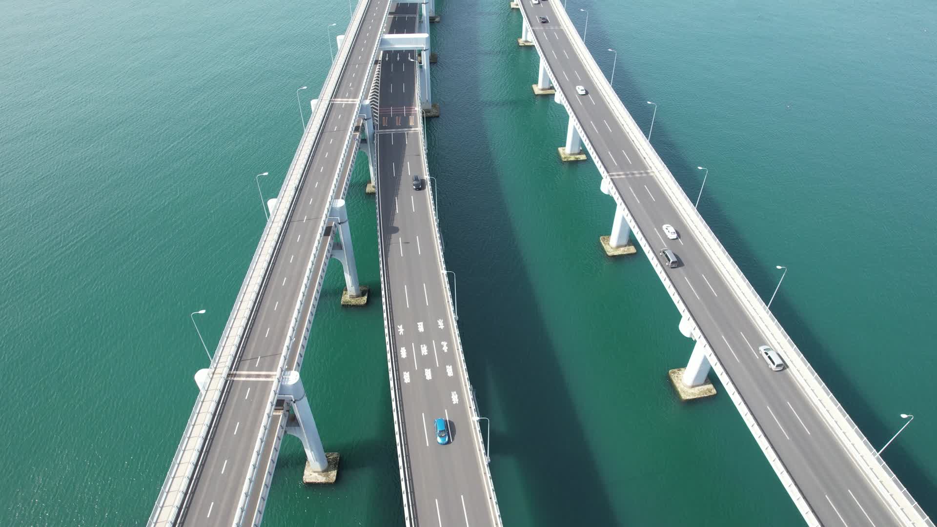4K航拍大海跨海大桥视频的预览图