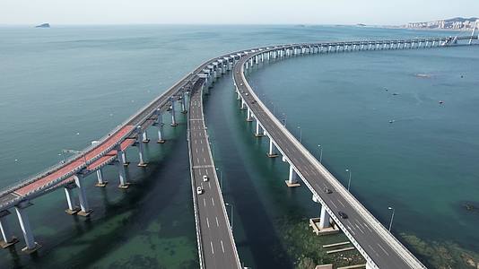 4K航拍大海跨海大桥视频的预览图
