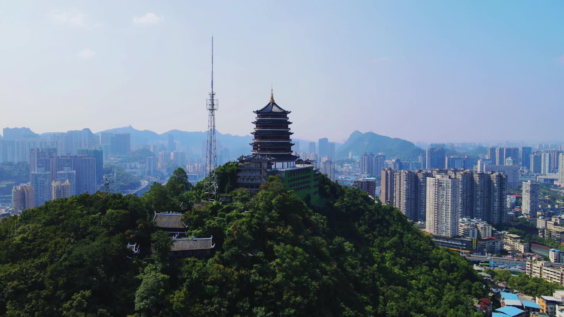 航拍贵州贵阳东山寺视频的预览图