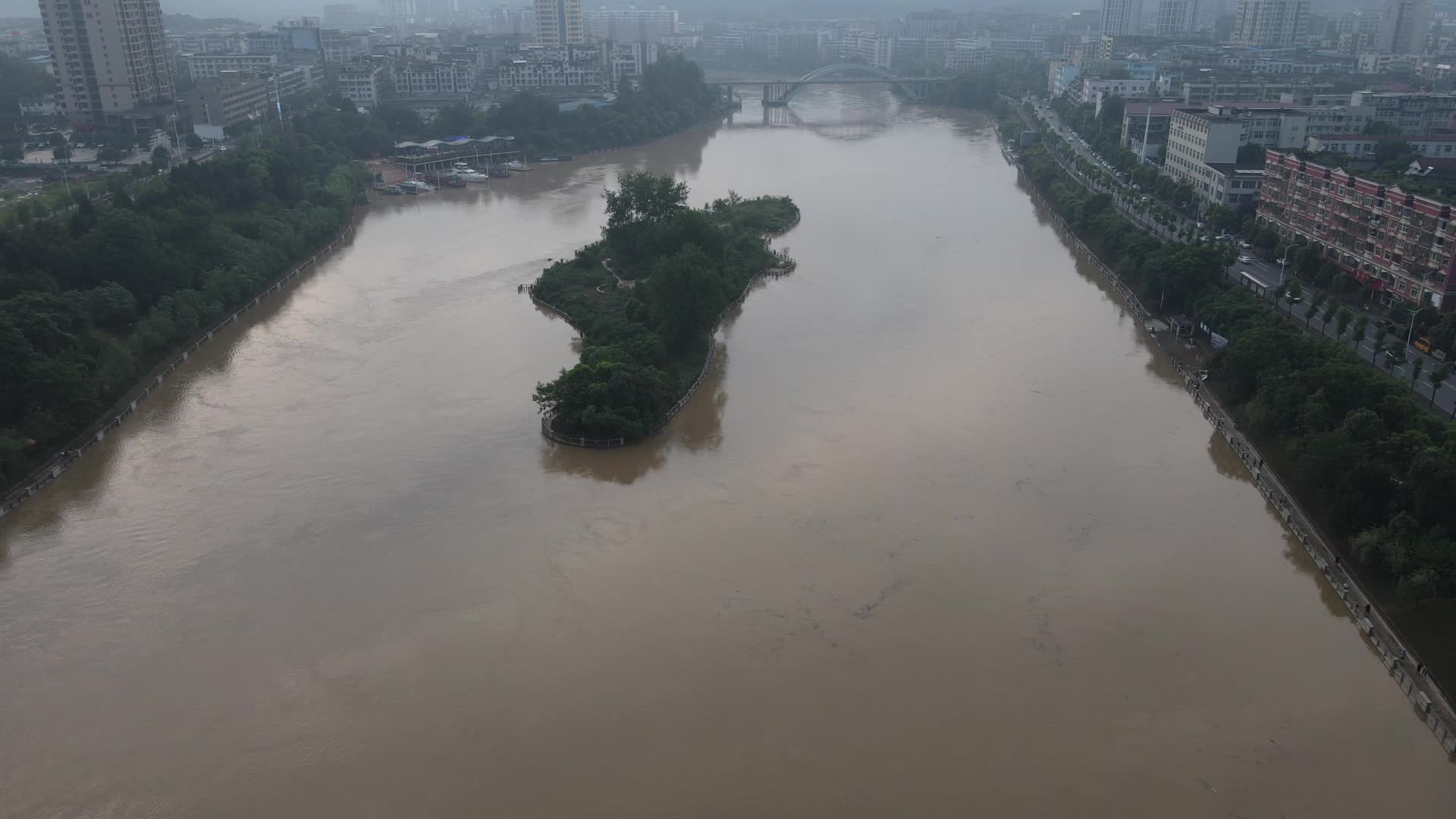 航拍汛期河流涨洪水视频的预览图