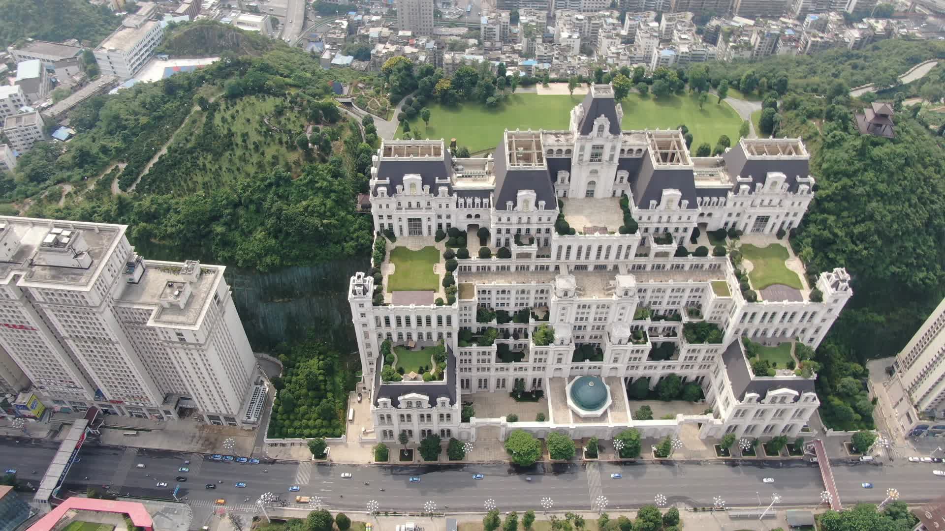 航拍贵州花果园白宫地标建筑视频的预览图