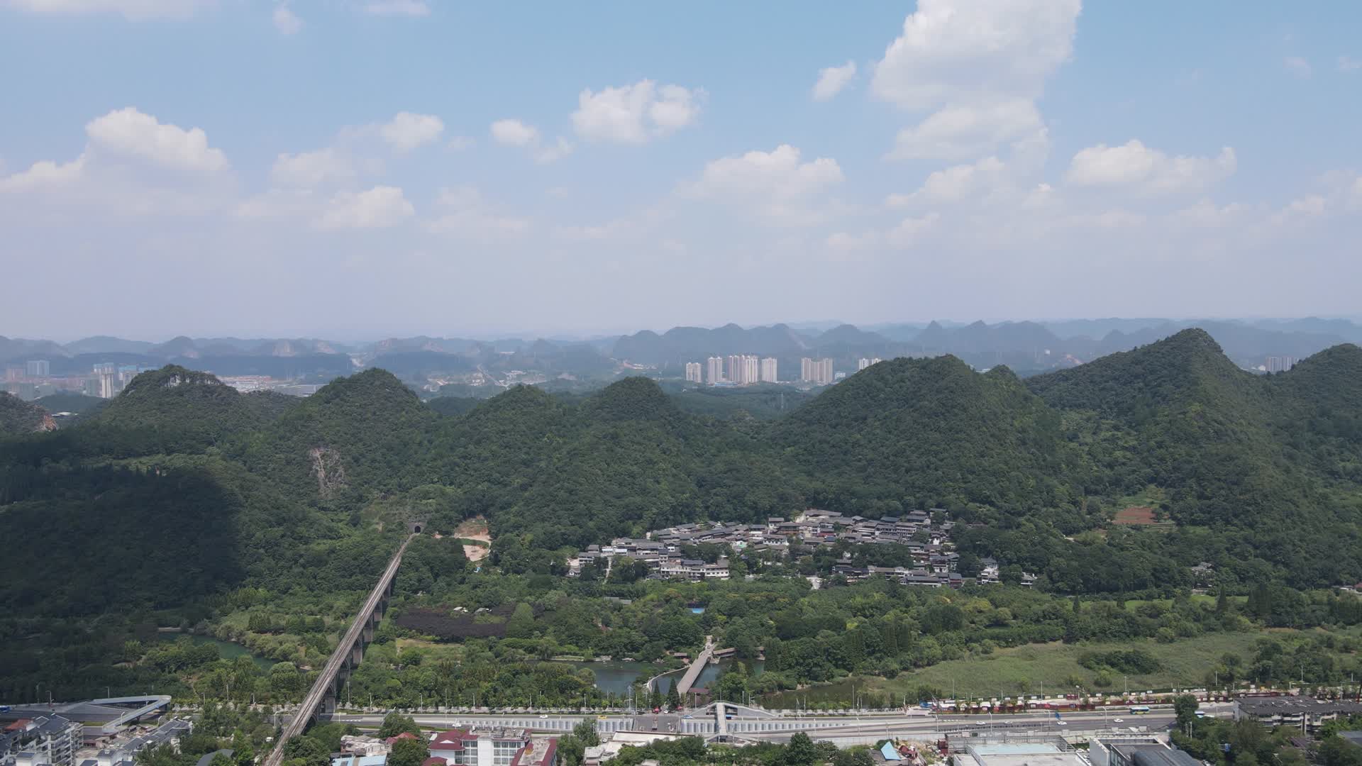 贵州哈斯特地貌山城航拍视频的预览图