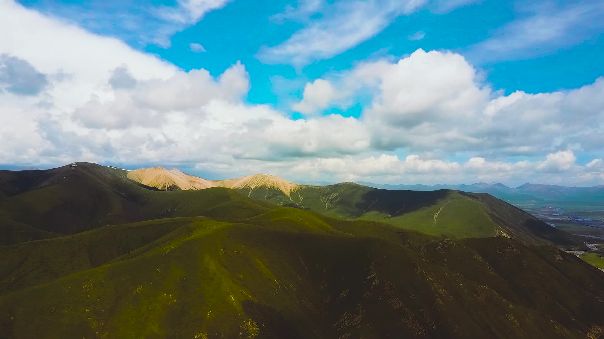航拍青海祁连山脉视频的预览图