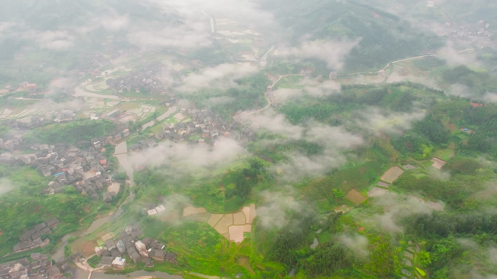4K航拍柳州三江平岩村视频的预览图