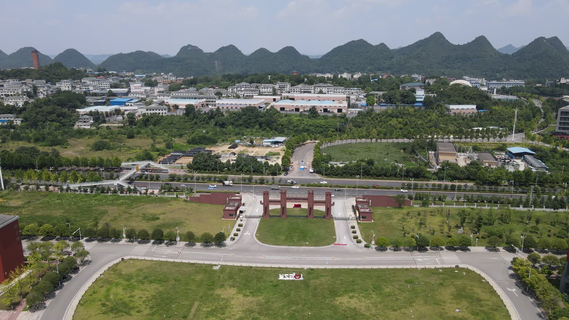 航拍贵州大学校园环境视频的预览图