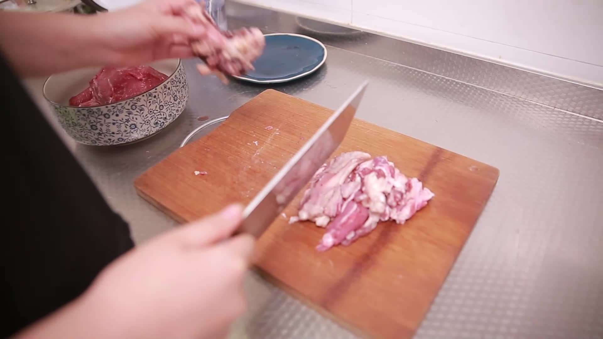 牛肉切块放入冰箱冷冻视频的预览图