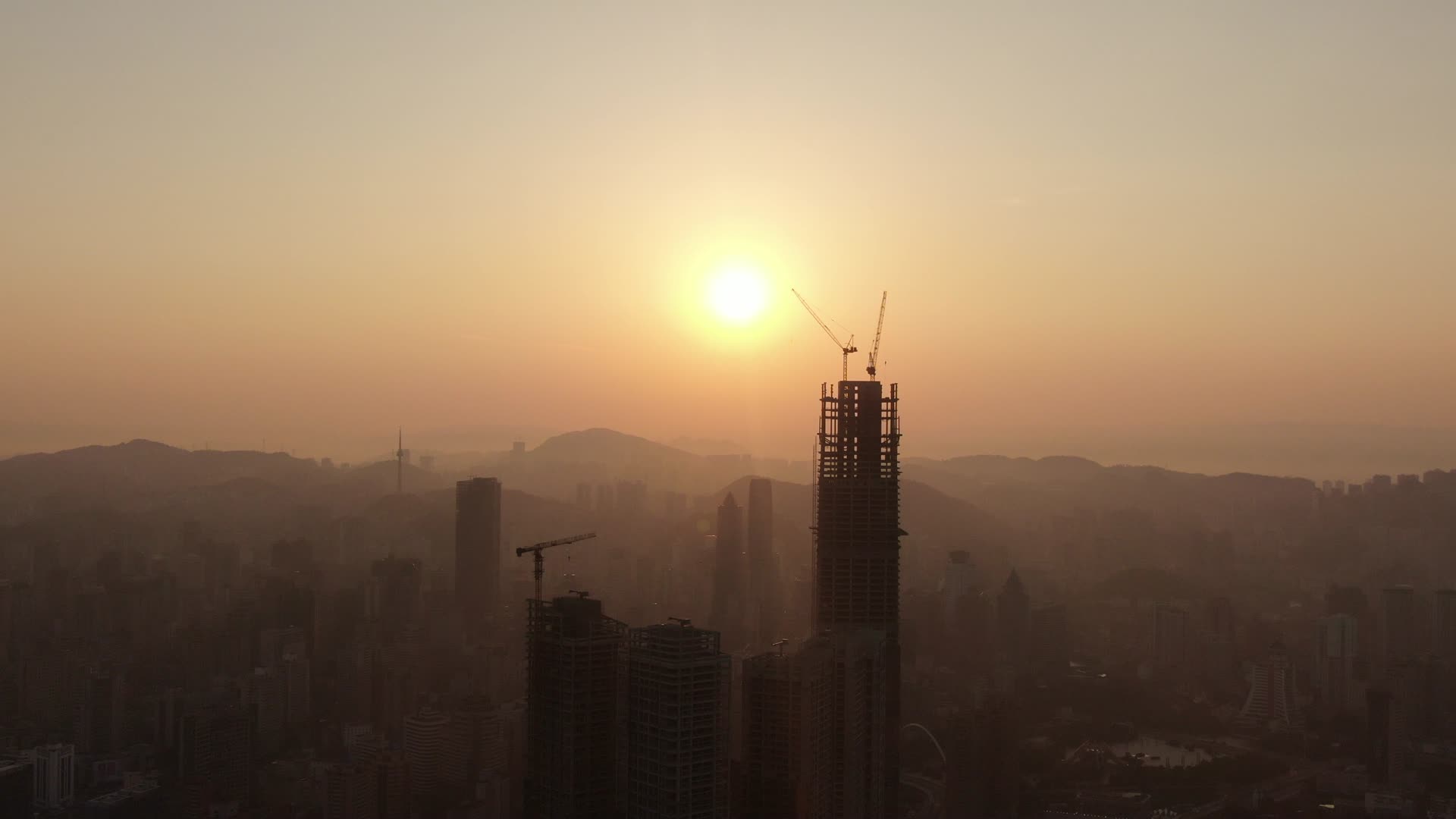 航拍贵州贵阳城市日落剪影视频的预览图
