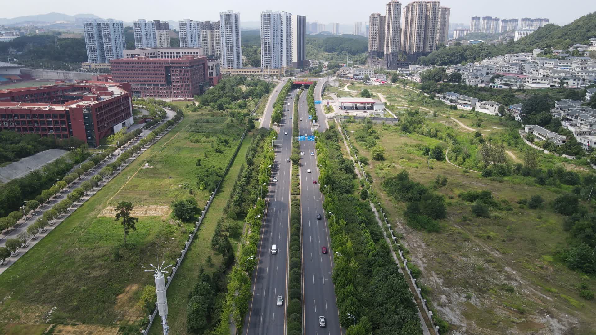 航拍贵州贵阳城市交通视频的预览图